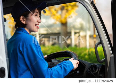 女性トラックドライバー 111984829