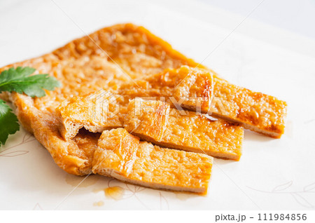 カットした油揚げの煮物 111984856
