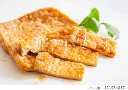 カットした油揚げの煮物 カットした油揚げの煮物 111984857
