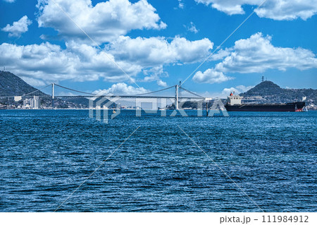 海上から眺めた関門橋 海上から眺めた関門橋 111984912