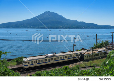 桜島と電車 桜島と電車 111984999