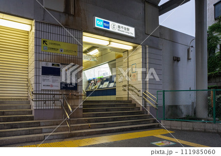 夕暮れの南千住駅 111985060