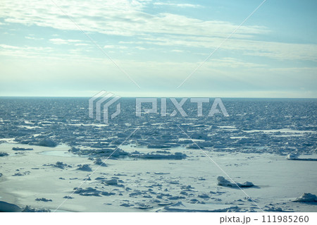 海に浮かぶ流氷と空 111985260