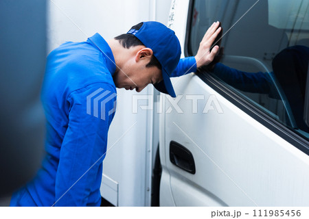 疲れた男性トラックドライバー 111985456