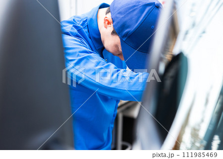 疲れた男性トラックドライバー 111985469