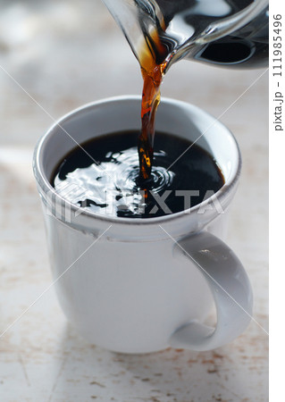 マグカップにコーヒーを淹れる 111985496