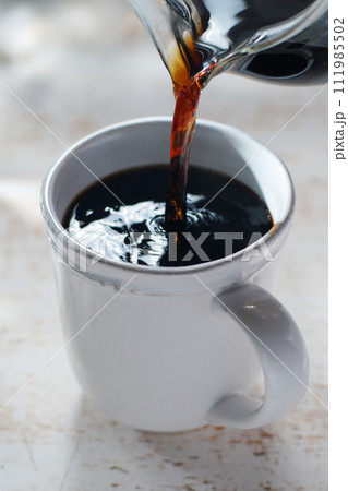 マグカップにコーヒーを淹れる 111985502