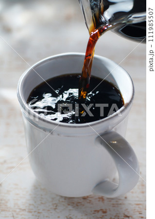 マグカップにコーヒーを淹れる 111985507