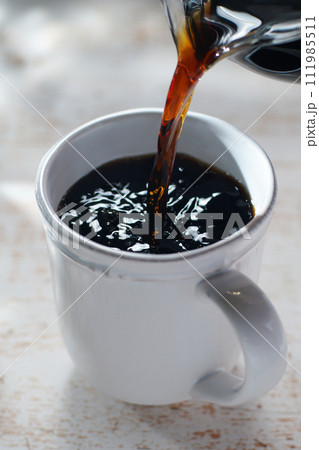 マグカップにコーヒーを淹れる 111985511