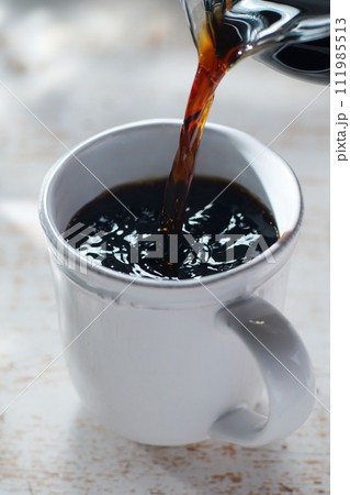 マグカップにコーヒーを淹れる 111985513