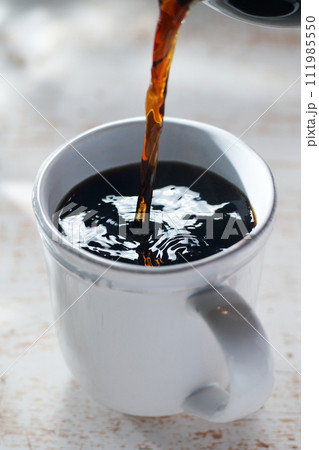 マグカップにコーヒーを淹れる 111985550