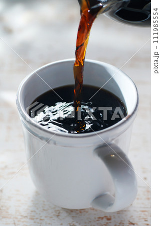 マグカップにコーヒーを淹れる 111985554
