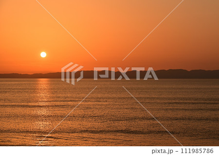 佐渡島に沈む夕陽 111985786