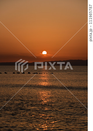 佐渡島に沈む夕陽 111985787
