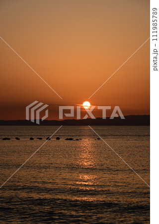 佐渡島に沈む夕陽 111985789