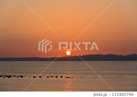 佐渡島に沈む夕陽 111985790
