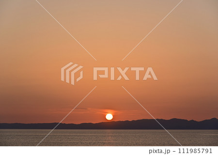 佐渡島に沈む夕陽 111985791