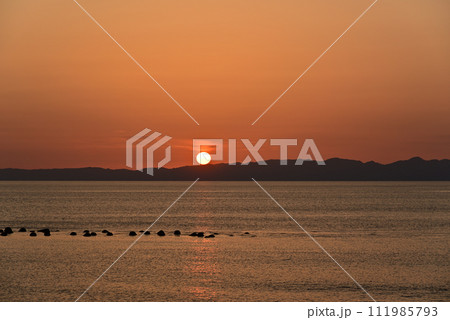 佐渡島に沈む夕陽 111985793