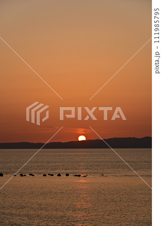 佐渡島に沈む夕陽 佐渡島に沈む夕陽 111985795