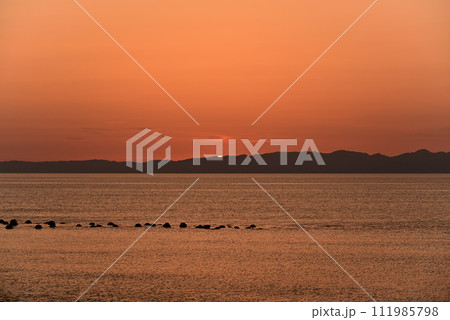 佐渡島に沈む夕陽 111985798