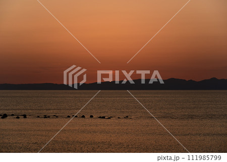 佐渡島に沈む夕陽 佐渡島に沈む夕陽 111985799