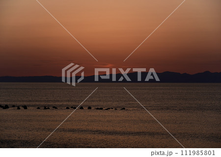佐渡島に沈む夕陽 111985801