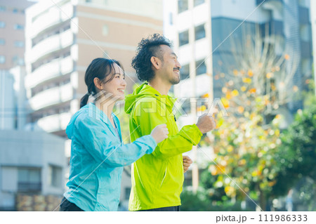 ジョギングする女性と男性　 111986333