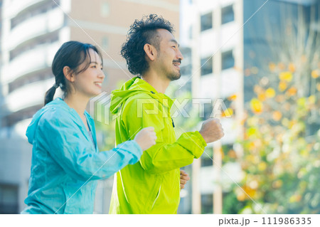 ジョギングする女性と男性  ジョギングする女性と男性  111986335