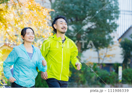 ジョギングする女性と男性  ジョギングする女性と男性  111986339