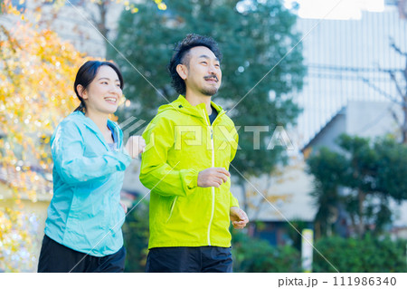 ジョギングする女性と男性　 111986340