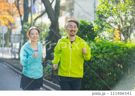 ジョギングする女性と男性　 111986341