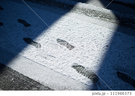 雪の上の足跡と影② 雪の上の足跡と影② 111986373