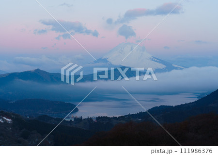富士山 朝焼けの絶景 富士山 朝焼けの絶景 111986376