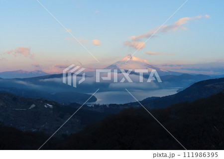 富士山 朝焼けの絶景 大観山 富士山 朝焼けの絶景 大観山 111986395