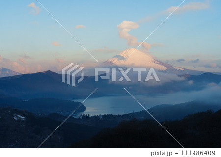 富士山 朝焼けの絶景 大観山展望台より 富士山 朝焼けの絶景 大観山展望台より 111986409
