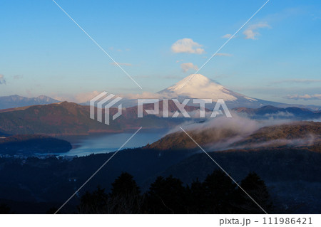 富士山　朝焼けの絶景　大観山展望台より 111986421