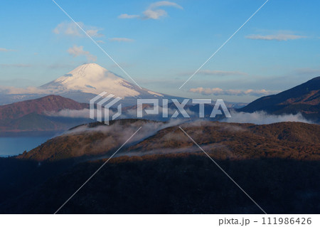 富士山　朝焼けの絶景　大観山展望台より 111986426