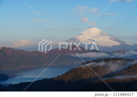 富士山　朝焼けの絶景　大観山展望台より 111986427