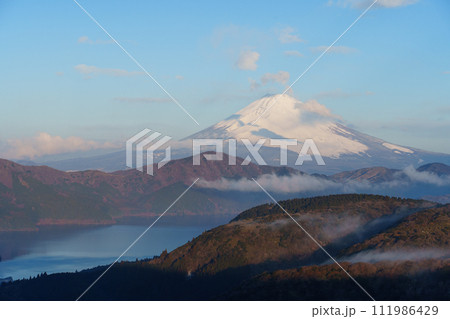 富士山 朝焼けの絶景 大観山展望台より 富士山 朝焼けの絶景 大観山展望台より 111986429