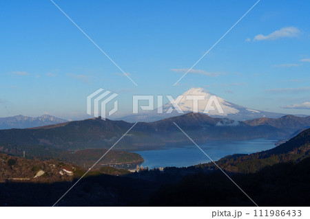 富士山　朝焼けの絶景　大観山展望台より 111986433