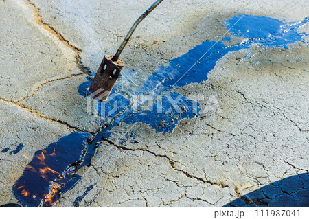 In order to repair asphalt cracks with bitumen emulsion joint seal restorer, crack liquid joint seal filler used In order to repair asphalt cracks with bitumen emulsion joint seal restorer, crack liquid joint seal filler used 111987041