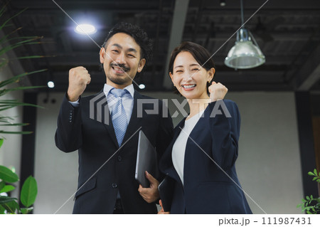 ミドルビジネスマン男女　 111987431