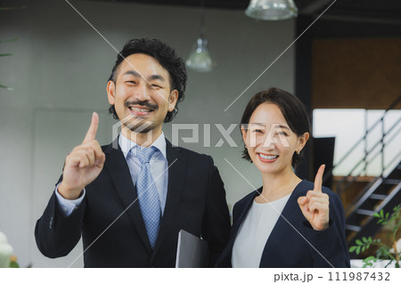 ミドルビジネスマン男女 ミドルビジネスマン男女 111987432