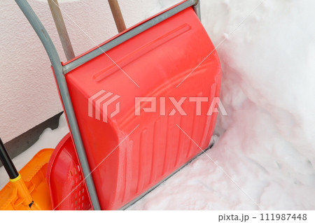 スノーダンプ、スコップ、除雪、雪、冬、排雪、雪かき、北国、降雪、屋外、道具、作業、ライフスタイル スノーダンプ、スコップ、除雪、雪、冬、排雪、雪かき、北国、降雪、屋外、道具、作業、ライフスタイル 111987448
