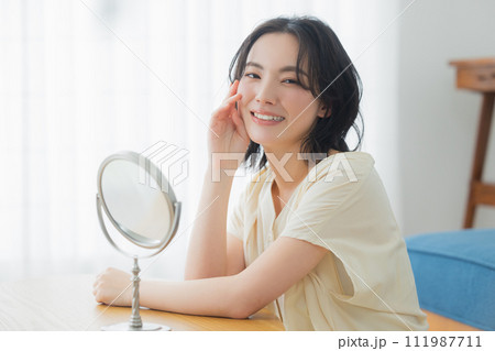 肌の潤いを実感する若い女性 肌の潤いを実感する若い女性 111987711