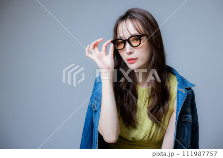 ロングヘアの女性 ロングヘアの女性 111987757