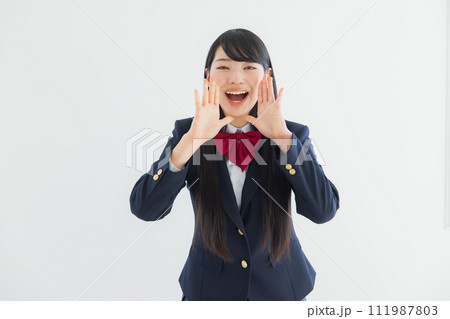 制服を着た女子高生　 111987803