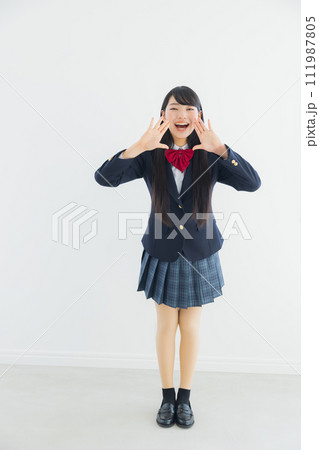 制服を着た女子高生  制服を着た女子高生  111987805
