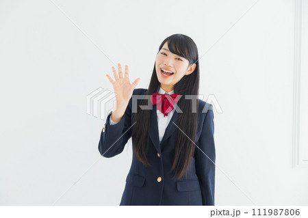 制服を着た女子高生  制服を着た女子高生  111987806