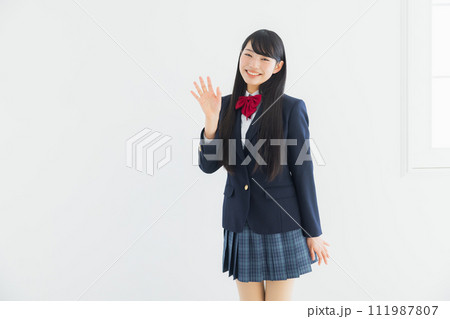 制服を着た女子高生　 111987807